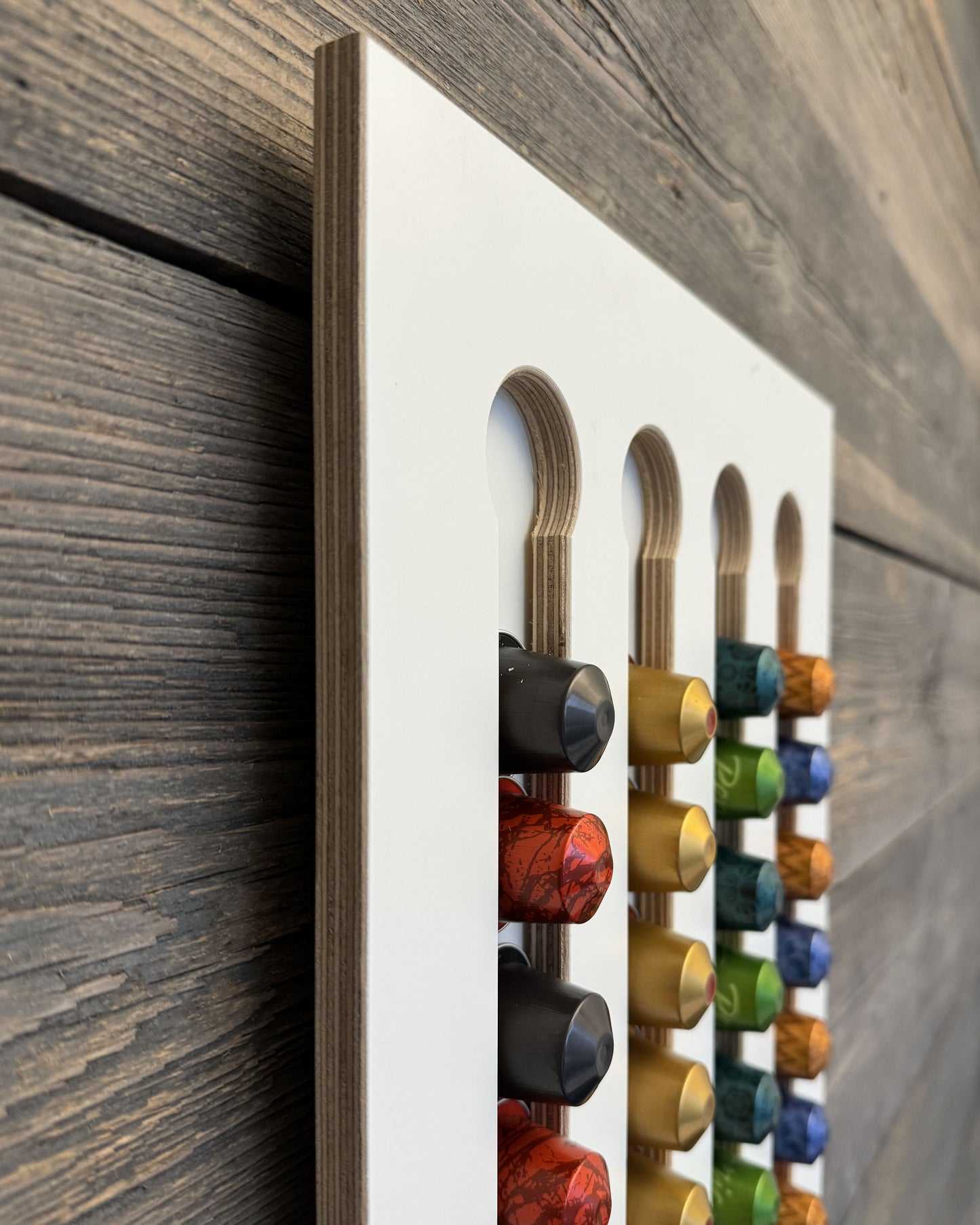 Kapselhalter zum Aufbewahren von Kaffeekapseln an der Wand